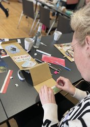Konzentration und Kreativität. Teilnehmende beim Workshop „It’s a match! Wort und Bild“. "It‘s a match! Wort und Bild" von Paula Steiner. Foto: Stadt Oldenburg