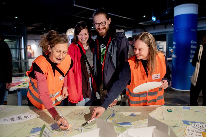 Vier lachende Personen bei der Lokalisierung einer Anmerkung. Foto: Hauke-Christian Dittrich