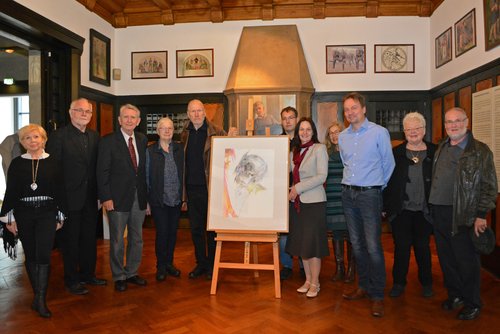 Künstler Detlef Kappeler (5.v.l.) überreicht Museumsdirektorin Nicole Deufel (5.v.r.) und Museumsleiter Andreas von Seggern (3.v.r.) eines seiner gestifteten Werke im Beisein von Horst Milde (3.v.l.), Harald Groth (2.v.l.) und Freunden. Foto: Stadtmuseu Künstler Detlef Kappeler (5.v.l.) überreicht Museumsdirektorin Nicole Deufel (5.v.r.) und Museumsleiter Andreas von Seggern (3.v.r.) eines seiner gestifteten Werke im Beisein von Horst Milde (3.v.l.), Harald Groth (2.v.l.) und Freunden. Foto: Stadtmuseu