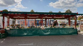 Neuer Verkaufsanhänger der Firma Trockenfrüchte & Nussparadies Matthias Schröder auf dem Pferdemarkt. Foto: Stadt Oldenburg