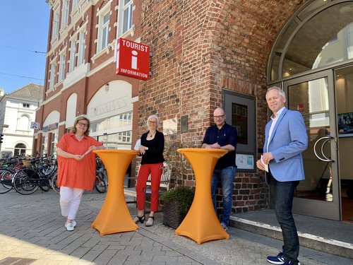 Haben den "Sommer in Oldenburg" eingeläutet (von links): Christiane Cordes (Leiterin Amt für Kultur, Museen und Sport), Silke Fennemann (Geschäftsführerin Oldenburg Tourismus und Marketing GmbH), Michael Schmitz (Inhaber Altera Hotel Oldenburg), Ralph Wilken (Leiter Amt für Wirtschaftsförderung). Foto: Oldenburg Tourismus und Marketing GmbH 