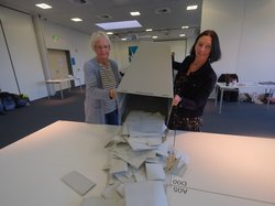 Wahlurne wird ausgekippt. Foto: Sascha Stüber