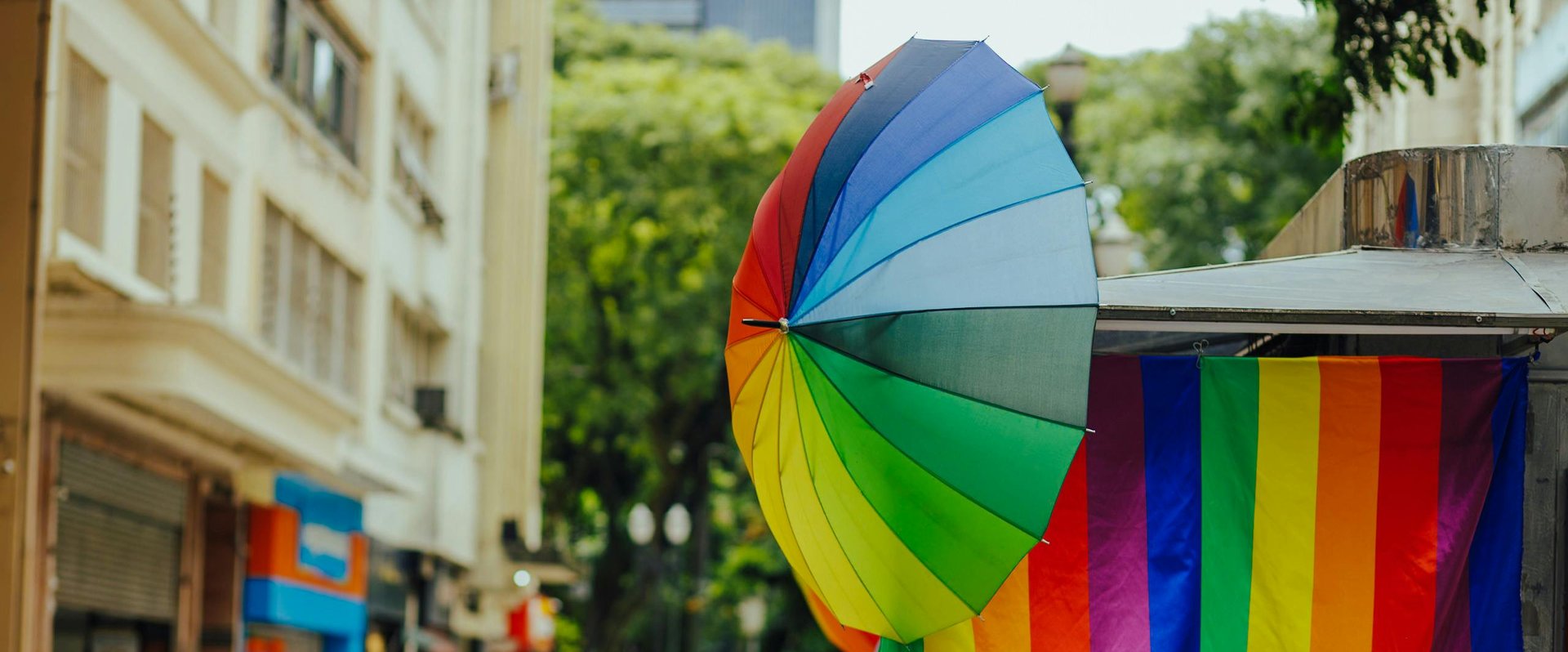 Regenbogenschirm und Flagge. Foto: Th2city Santana/Pexels