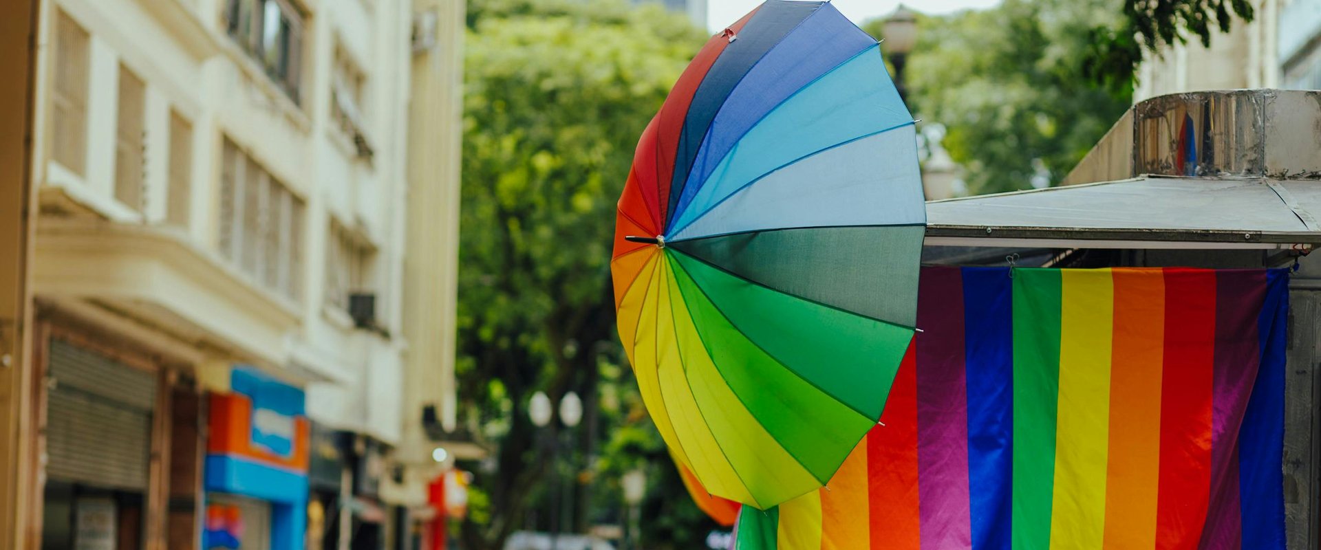 Regenbogenschirm und Flagge. Foto: Th2city Santana/Pexels