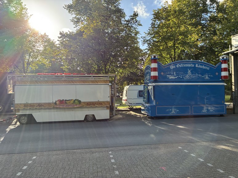Mandelbrennerei und Ostfriesische Räucherei beim Aufbau am 22. September 2026. Foto: Stadt Oldenburg