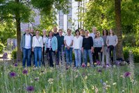 Vertreterinnen und Vertreter des Bündnisses Kommunen für biologische Vielfalt e.V., der lokalen Arbeitsgruppe und der Stadt, darunter Stadtbaurätin Christine-Petra Schacht (fünfte von links). Foto: Sascha Stüber