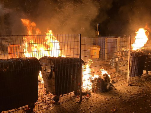 Am Abend des 10. Novembers rückte die Berufsfeuerwehr der Stadt Oldenburg aus, um auf dem Gelände der IGS Flötenteich brennende Müllcontainer zu löschen. Foto: Stadt Oldenburg Foto: Stadt Oldenburg