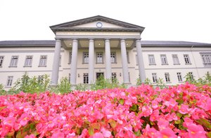 Das Kulturzentrum PFL mit Blumenbeet vorne. Foto: Jörg Hemmen