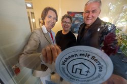 Angela Exner-Wallmeier (Johanniter-Unfall-Hilfe, Ortsverband Oldenburg)(von links), Lena Haddenhorst (Stadt Oldenburg) und Daniel Jircik (Geschäftsführer der GSG Oldenburg). Foto: Sascha Stüber