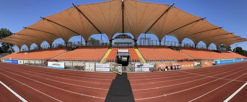 Im neuen Glanz: Die Haupttribüne des Marschwegstadions hat Einzelsitze in signalorange erhalten. Die Tartanbahn kann bereits ab dem 31. Juli wieder genutzt werden. Foto: Stadt Oldenburg Foto: Stadt Oldenburg