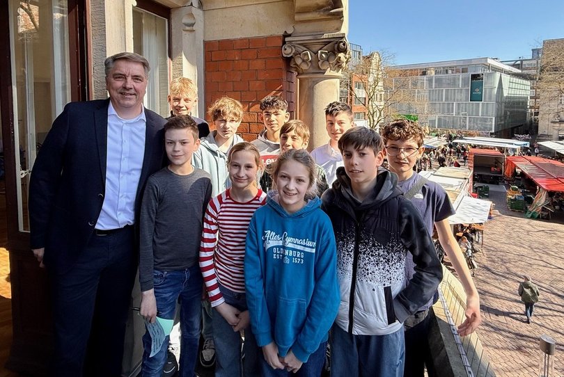 Oberbürgermeister Jürgen Krogmann mit einigen Schülerinnen und Schülern, die ihren Zukunftstag bei der Stadtverwaltung verbracht haben. Foto: Stadt Oldenburg