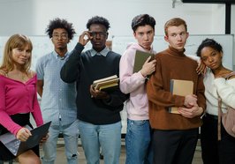 Erwachsene in einem Raum vor einem Whiteboard. Foto: cottonbro studio/Pexels