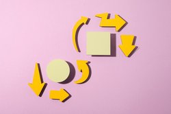 Pfeilsymbole und Notizzettel. Foto: Freepik Pfeilsymbole und Notizzettel. Foto: Freepik