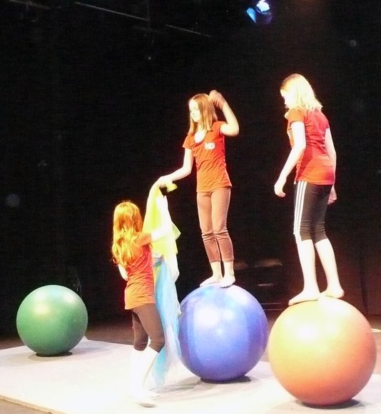 Balance und Jonglage auf Bällen. Foto: Stadt Oldenburg