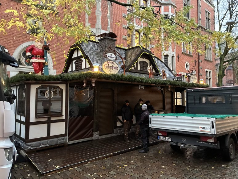 Stadt Oldenburg Die Lambertischänke beim Aufbau auf dem Lamberti-Markt am 19. November 2025. Foto: Stadt Oldenburg