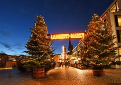 Weihnachtsmarkteingang am Oldenburger Schlossplatz. Foto Hans-Jürgen Zietz 