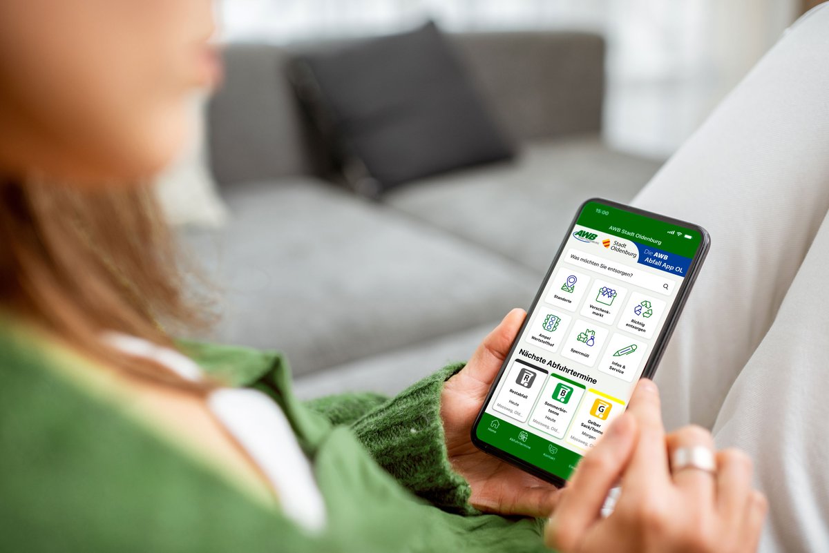 Handy mit der Abfall App OL. Foto: rh2010/Adobe Stock