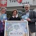 Vorschau: Die Organisatorinnen von "blue OL" präsentieren Flyer und Plakat des Kulturfestivals. Foto: Stadt Oldenburg