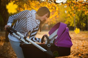 Junge Frau mit Kinderwagen. Foto: Atlantic Ambience/Pexels