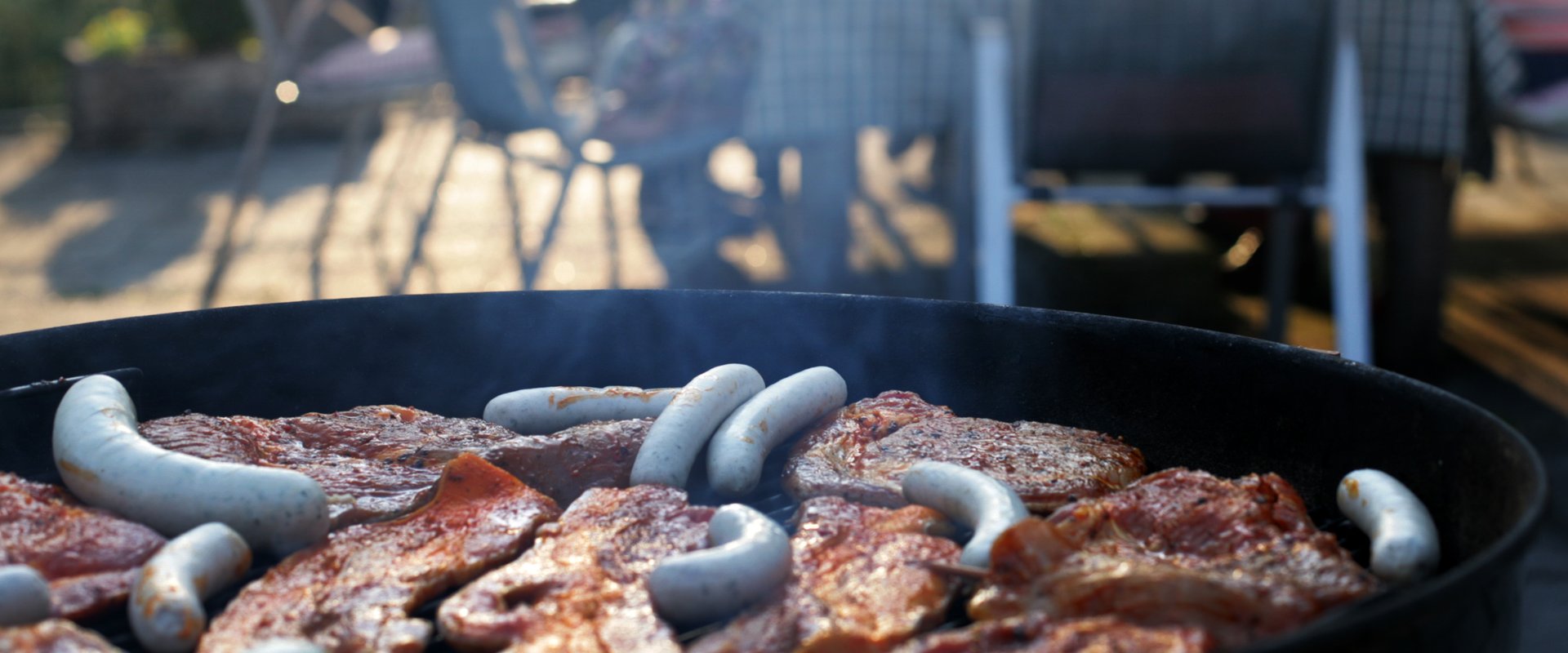 Grillparty mit Freunden im Garten. Foto: Rainer Sturm/Pixelio.de