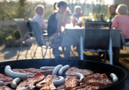 Grillparty mit Freunden im Garten. Foto: Rainer Sturm/Pixelio.de