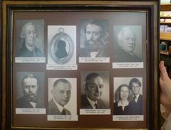 In einem Bilderrahmen werden Fotografien der Besitzer der Hof Apotheke gezeigt. Foto: Stadt Oldenburg In einem Bilderrahmen werden Fotografien der Besitzer der Hof Apotheke gezeigt. Foto: Stadt Oldenburg