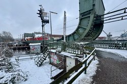 Eisenbahnklappbrücke am Hafen. Foto: Sascha Stüber