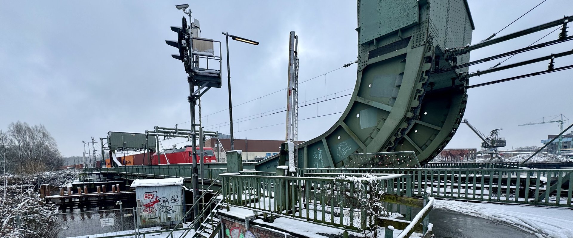 Eisenbahnklappbrücke am Hafen. Foto: Sascha Stüber
