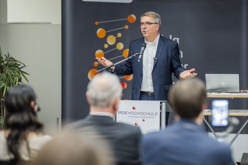 Imke Folkerts Oberbürgermeister Jürgen Krogmann eröffnet den 40. Kontaktpunkt Wirtschaft. Foto: Imke Folkerts