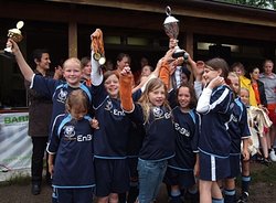 Mädchen halten Pokale und Medaillen in die Höhe. Foto: fussball-ohne-abseits.de 