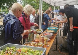 Lebensmittel und Teilnehmende Schnippeldisko; Foto: Ernährungsrat Oldenburg
