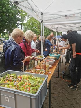 Lebensmittel und Teilnehmende Schnippeldisko; Foto: Ernährungsrat Oldenburg Lebensmittel und Teilnehmende Schnippeldisko; Foto: Ernährungsrat Oldenburg