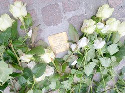 Der Gedenkstein ist ins Pflaster der Burgstraße eingelassen. Foto: Sascha Stüber