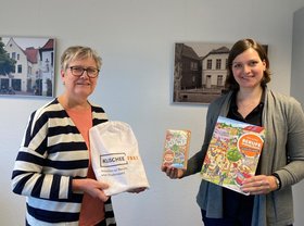 Elfie Finke-Bracker und Wiebke Oncken mit dem Klischeefrei-Beutel. Foto: Stadt Oldenburg