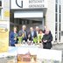 Vorschau: Pressekonferenz zur Botschaft Groningen: Im Hintergrund ist das Logo zu sehen, auf einem Tresen stehen Tulpen, die Beteiligten halten Sirupwaffeln in der Hand. Foto: Stadt Oldenburg