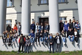 Schülerinnen und Schüler des Collège privé Notre Dame du Bretonnais sitzen und stehen mit Bürgermeisterin Petra Averbeck zwischen den weißen Säulen vorm Eingang des Kulturzentrums PFL. Foto: Stadt Oldenburg