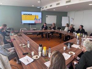 Klaas Knabe von der Wirtschaftsförderung der Stadt Oldenburg stellte beim Austausch mit „Akkoord van Groningen“ und „Make it in the North“ Maßnahmen zur Fachkräftegewinnung vor. Foto: Stadt Oldenburg