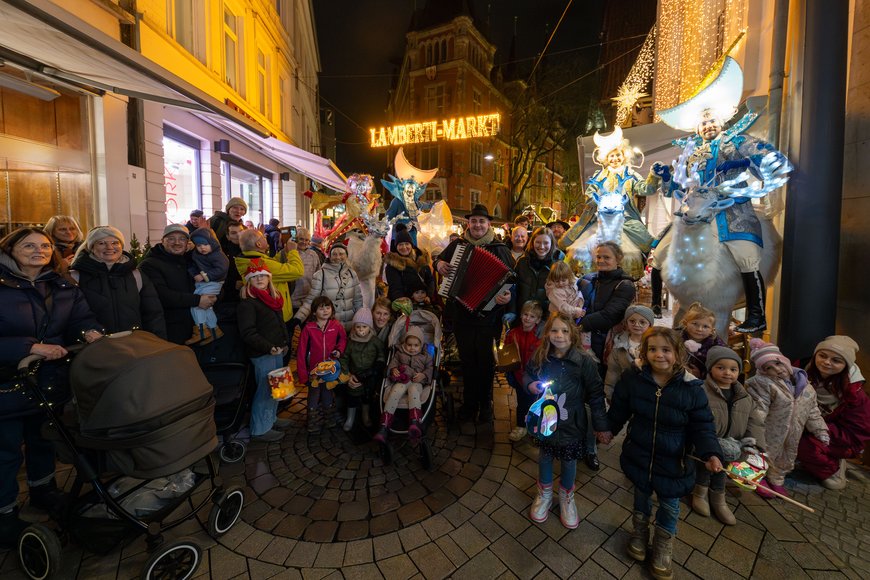 Gruppenbild beim weihnachtlichen Laternenwandern mit mystischen Lichtwesen zum Lamberti-Markt 2024. Foto: Sascha Stüber