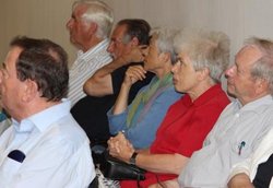 Sitzende Menschen, die zuhören. Foto: ecco