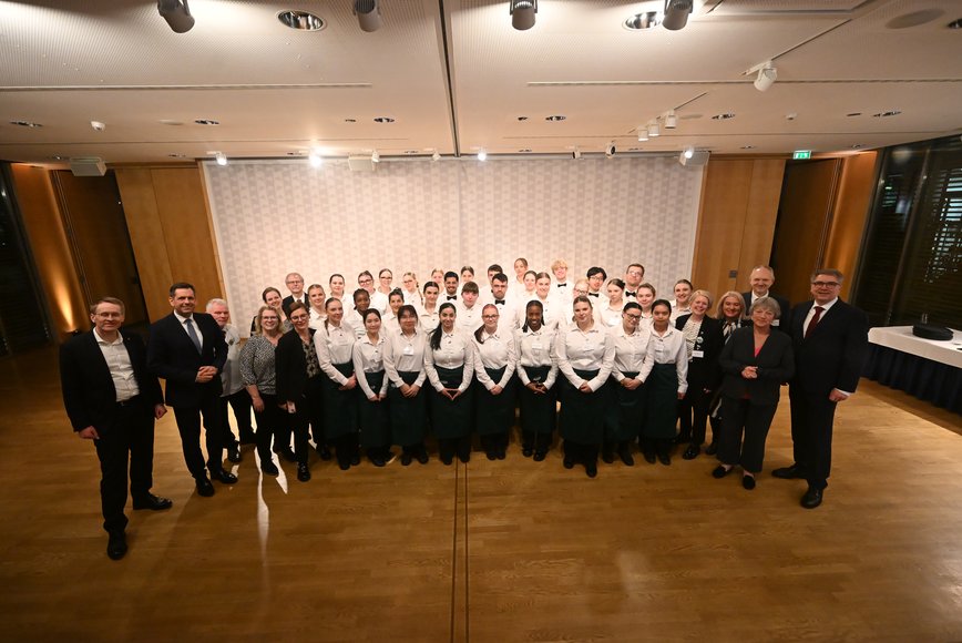 Gruppenfoto mit den Servicekräften. Foto: Torsten von Reeken