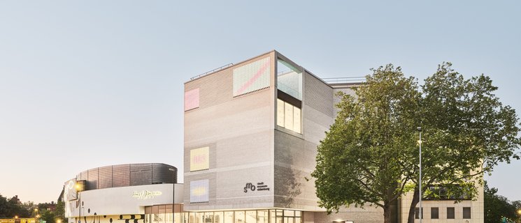 Das Stadtmuseum erstrahlt mit einer Lichtinstallation. Foto: Caspar Sessler