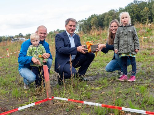 Start im neuen Stadtteil: Als symbolisches Willkommensgeschenk übergab Oberbürgermeister Jürgen Krogmann im September 2019 zwei historische Klinkersteine an Familie Cordes, die auf dem Gelände des ehemaligen Fliegerhorstes ihr Eigenheim baut. Foto: Stadt Oldenburg