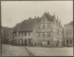 Ansicht des alten, zur Jahreswende 1885 / 86 abgerissenen Rathauses von Süden, Foto um 1882. Quelle: Stadtmuseum
