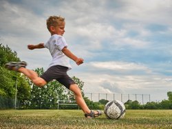 Junge schließt gegen einen Ball. Foto: Daniel Kirsch/Pixabay