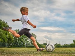 Junge schließt gegen einen Ball. Foto: Daniel Kirsch/Pixabay