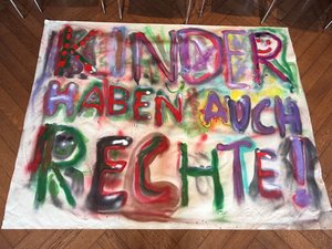 Kleine Stimmen eroberten das Rathaus: Rund 20 Kinder, die sich im Rahmen einer Projektwoche in den Ferien mit dem Thema „Kinderrechte“ beschäftigt hatten, haben Oberbürgermeister Jürgen Krogmann im Alten Rathaus einen Besuch abgestattet und ihre W Kleine Stimmen eroberten das Rathaus: Rund 20 Kinder, die sich im Rahmen einer Projektwoche in den Ferien mit dem Thema „Kinderrechte“ beschäftigt hatten, haben Oberbürgermeister Jürgen Krogmann im Alten Rathaus einen Besuch abgestattet und ihre Wünsche und Ideen präsentiert. Foto: Stadt Oldenburg