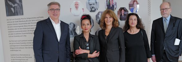 Oberbürgermeister Jürgen Krogmann, Preisträgerin Güner Yasemin Balcı, Prof. Dr. Dagmar Freist und Dr. Necla Kelek von der Jury sowie Laudator Prof. Dr. Jan-Philipp Reemtsma (von links) vor der Preisverleihung im Kulturzentrum PFL. Foto: Jörg Hemmen