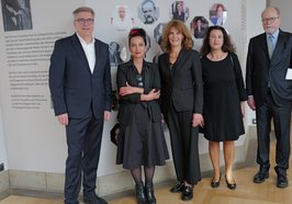 Oberbürgermeister Jürgen Krogmann, Preisträgerin Güner Yasemin Balcı, Prof. Dr. Dagmar Freist und Dr. Necla Kelek von der Jury sowie Laudator Prof. Dr. Jan-Philipp Reemtsma (von links) vor der Preisverleihung im Kulturzentrum PFL. Foto: Jörg Hemmen