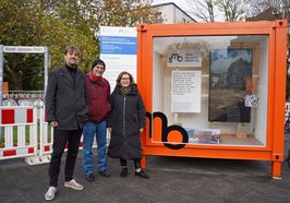 Von links: Museumsleiter Dr. Steffen Wiegmann, Bernd Munderloh und Amtsleiterin Christiane Cordes vor dem SMO-Container. Foto: Stadtmuseum Oldenburg