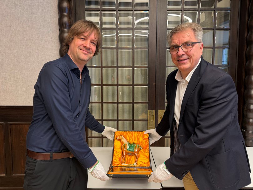 Oberbürgermeister Jürgen Krogmann (rechts) überreichte Museumsleiter Steffen Wiegmann ein Tang-Sancai-Pferd aus Oldenburgs Partnerstadt Xi‘an. Das Keramikobjekt wird einen Platz in der Dauerausstellung im neuen Museum erhalten. Foto: Stadt Oldenburg